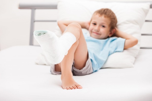 گچ گرفتن پای کودک